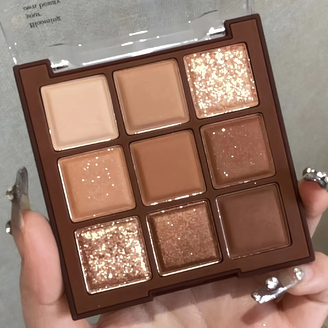 9-Color Autumn/Winter Eyeshadow Palette - Rich Smoky Browns, Radiant Mattes, Lustrous Pearls & Glam Glitter Finishes - Seasonal Beauty Must-have for a Chic Look